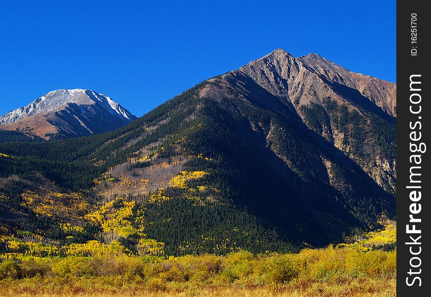 Twin Lakes Colorado peaks in the fall. Twin Lakes Colorado peaks in the fall