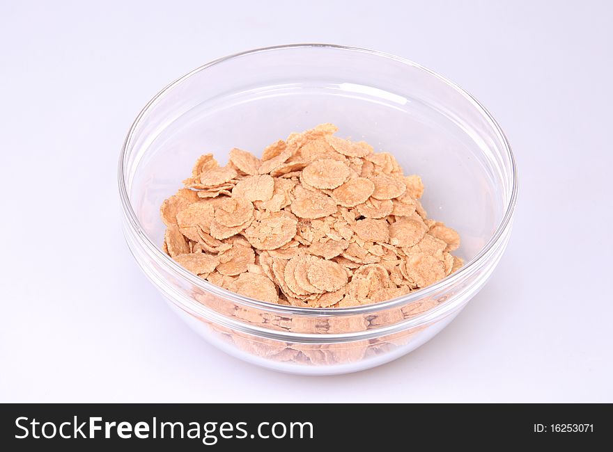 Corn-flakes lie in a transparent, glass plate