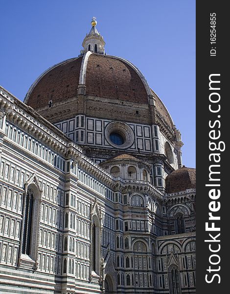 Il duomo, the cathedral in Florence set against a beautiful blue sky. Il duomo, the cathedral in Florence set against a beautiful blue sky.