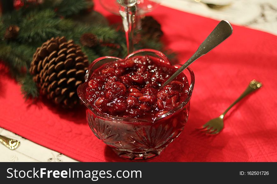Pretty table with cranberry sauce