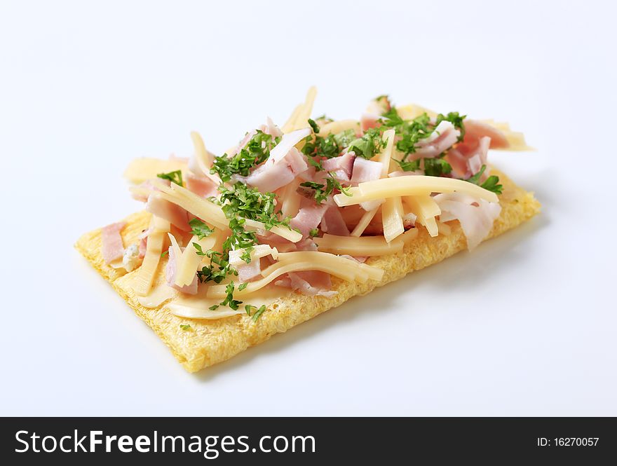 Crispbread with ham and cheese topping - studio
