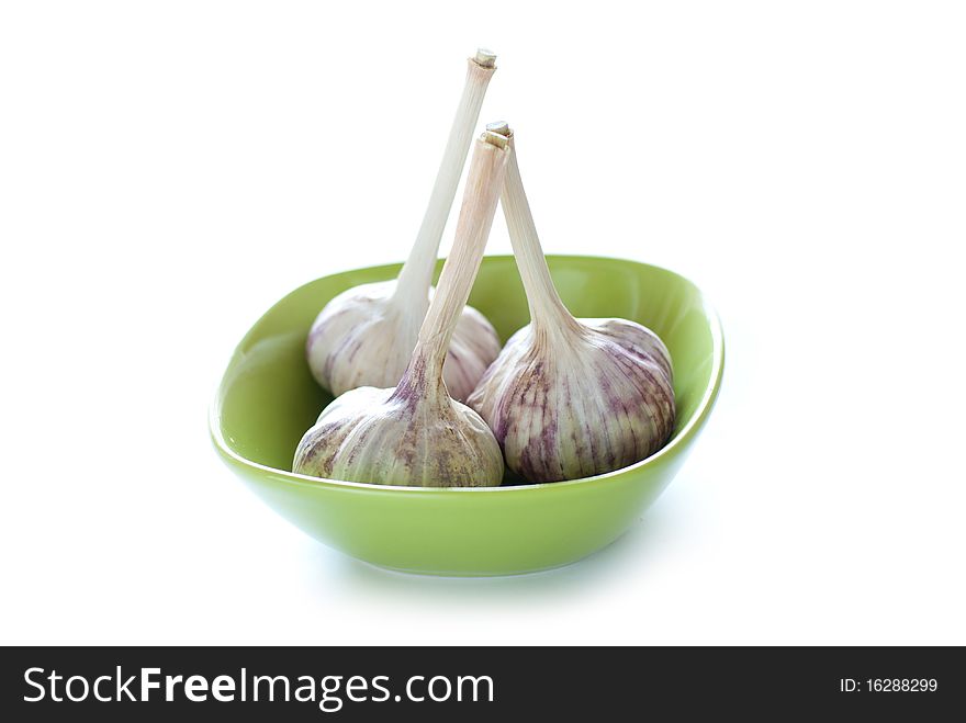 Cloves of garlic in a plate