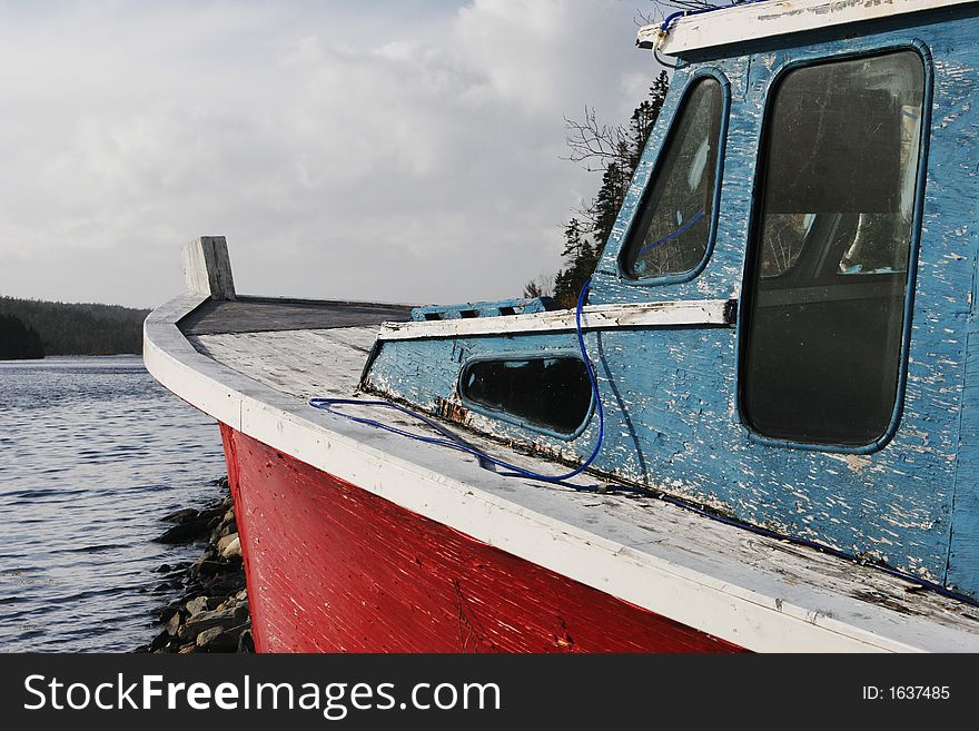 Boat facing out to the ocean