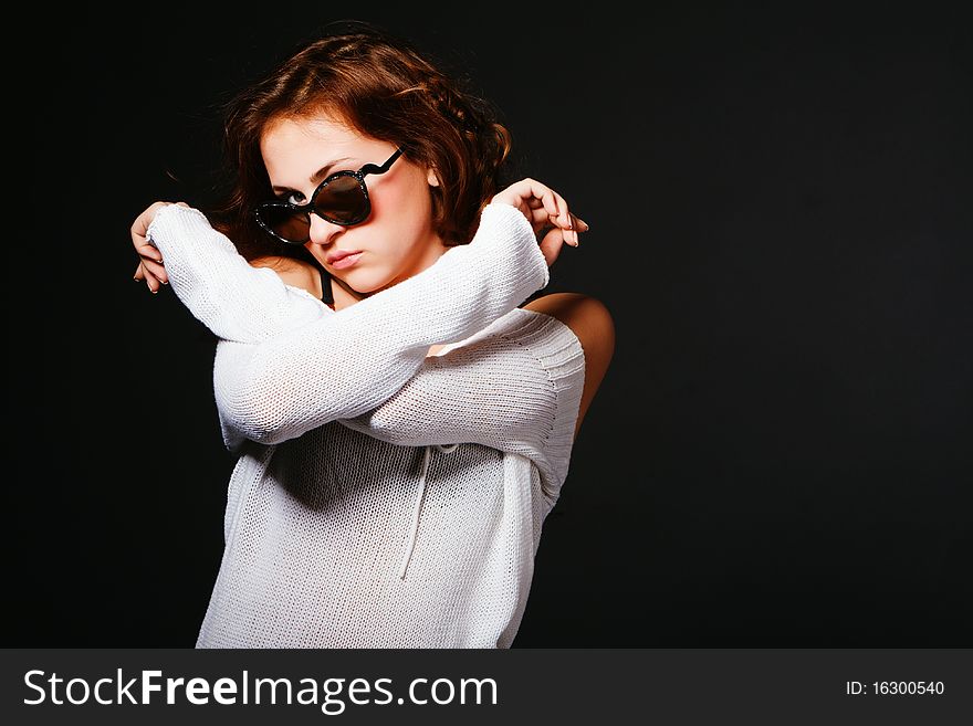 Picture of a curly beautiful young girl in sunglasses
