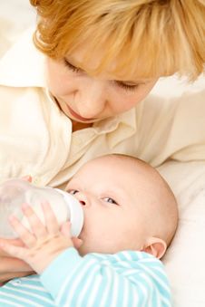 The Woman Feeds The Child Royalty Free Stock Photography The Woman Feeds The Child Royalty Free Stock Photography