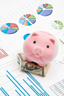 Piggy Bank And Charts Royalty Free Stock Photos Piggy Bank And Charts Royalty Free Stock Photos