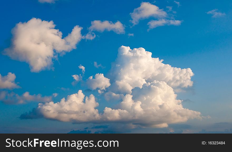 White fluffy cumulus clouds on a blue sky /// Beautiful background