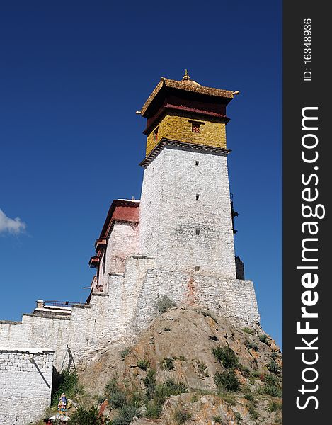 Scenery of an ancient palace in Tibet,with blue skies as backgrounds. Scenery of an ancient palace in Tibet,with blue skies as backgrounds.