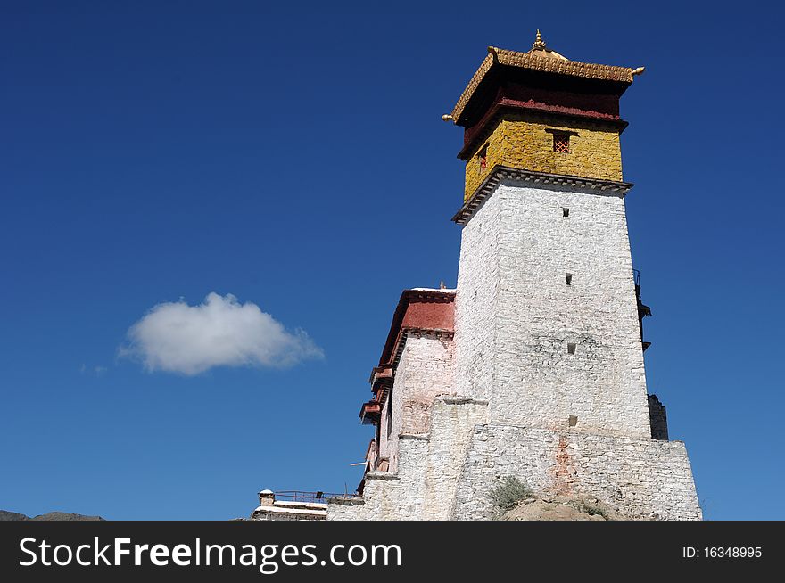 Scenery of an ancient palace in Tibet,with blue skies as backgrounds. Scenery of an ancient palace in Tibet,with blue skies as backgrounds.