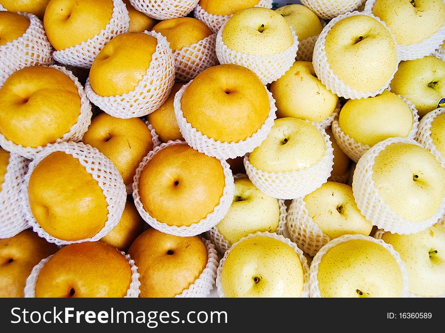 Many apple in fresh market background picture