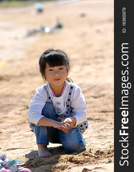 A Lovely Chinese girlï¼ŒShe is playing on the beach