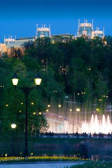 Night Fountain And The Lights Royalty Free Stock Photos Night Fountain And The Lights Royalty Free Stock Photos