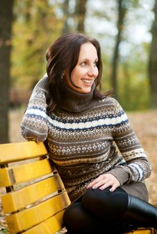 Young Woman Sitting On Bench And Smiling Royalty Free Stock Images Young Woman Sitting On Bench And Smiling Royalty Free Stock Images