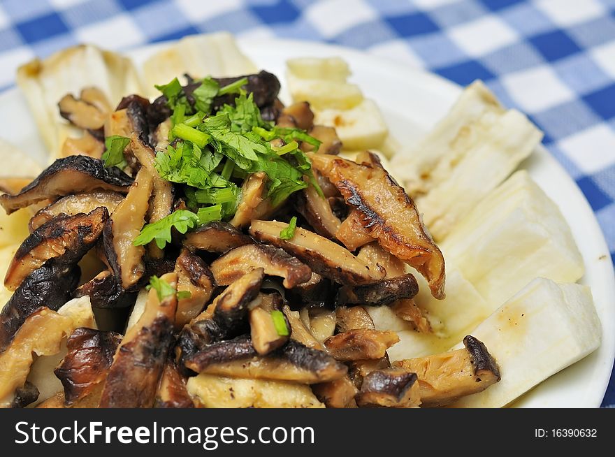 Mushrooms topping on brinjal cuisine cooked Chinese style.
