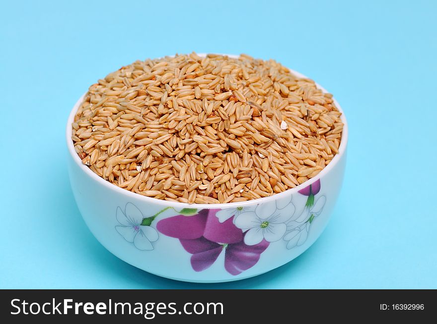 Dry oats in a bowl.