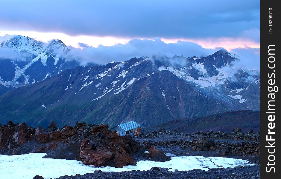 House amongst high mountains