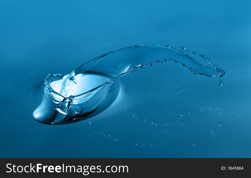 Movement of water is frozen by means of flash. Movement of water is frozen by means of flash