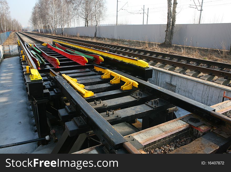 Railway Track and conversion device for changing the distance between the wheels from the Russian lenght to European