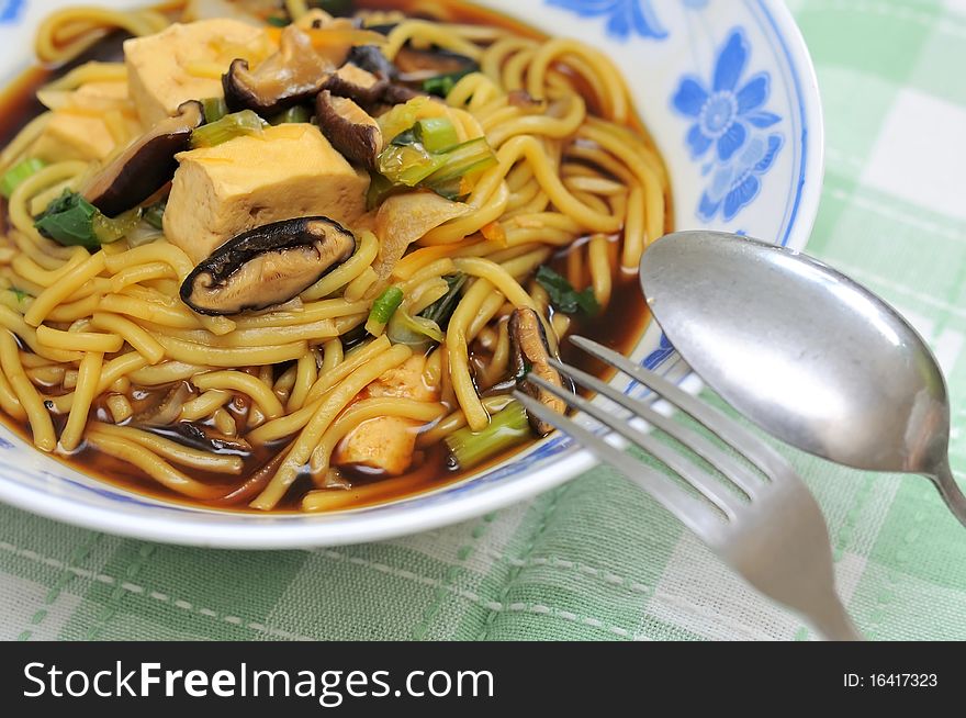 Generic noodle cuisine prepared with healthy vegetables.