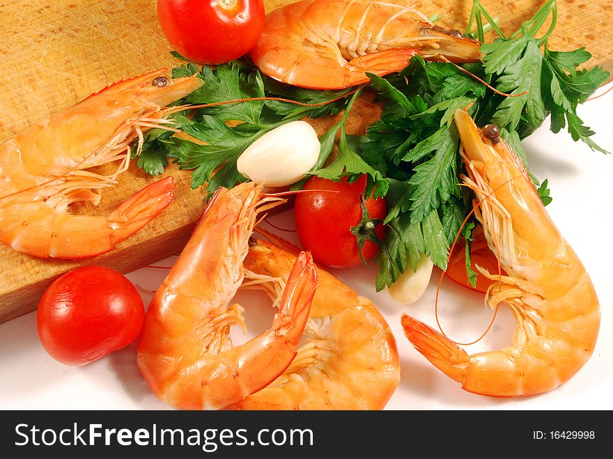 008: Cook the garlic prawns with tomato and parsley. 008: Cook the garlic prawns with tomato and parsley