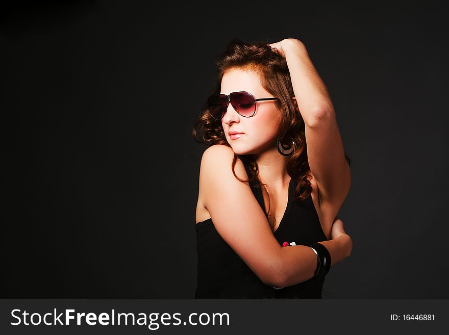 Picture of a curly beautiful young girl in sunglasses