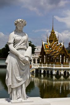 Statue At Bang Pa-In Palace Ayutthaya Thailand Royalty Free Stock Photography Statue At Bang Pa-In Palace Ayutthaya Thailand Royalty Free Stock Photography