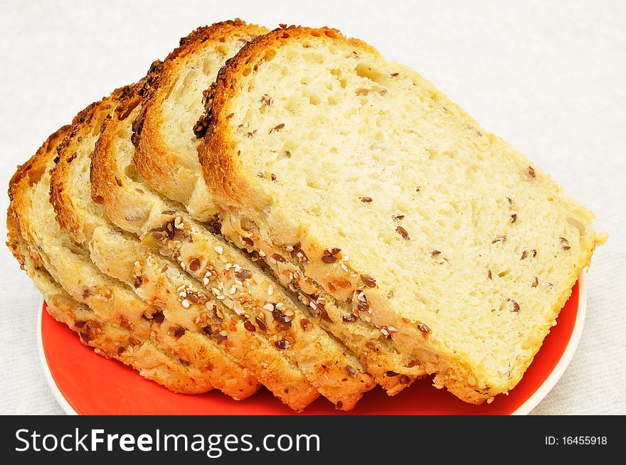 Slices of bread with seeds on a red plate