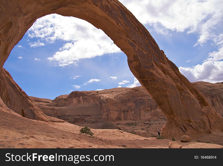 Trijnie hiking along Corona Arch Trail, Moab, just outside Arches National Park.