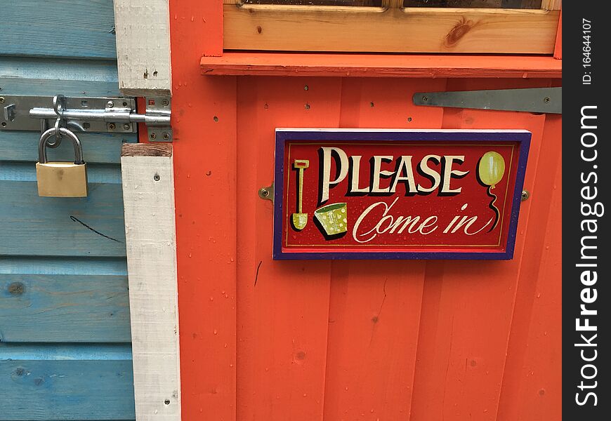 Please Come In sign on wooden hut