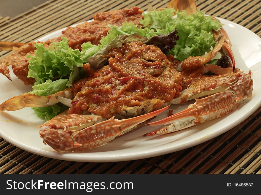 A dish of spicy chili crab with garnishing