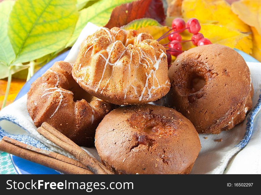 Muffins with apples and cinnamon