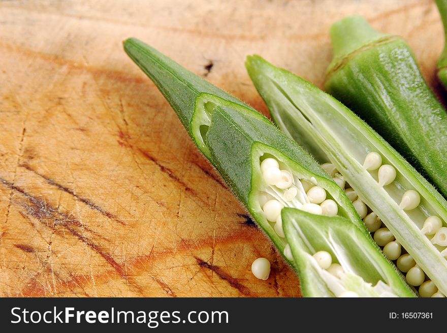 Okra (Makuea Sawanh) is steamed and eaten as a vegetable or used in stir-fries.