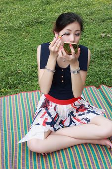 Young Woman Applying Mascara Royalty Free Stock Images Young Woman Applying Mascara Royalty Free Stock Images