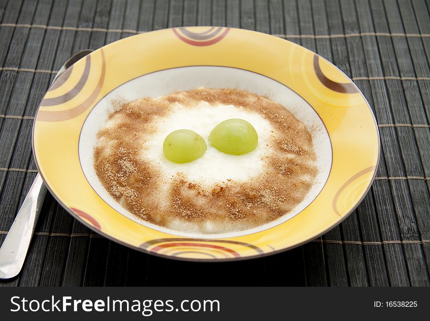 Rice pudding with cinnamon and grapes