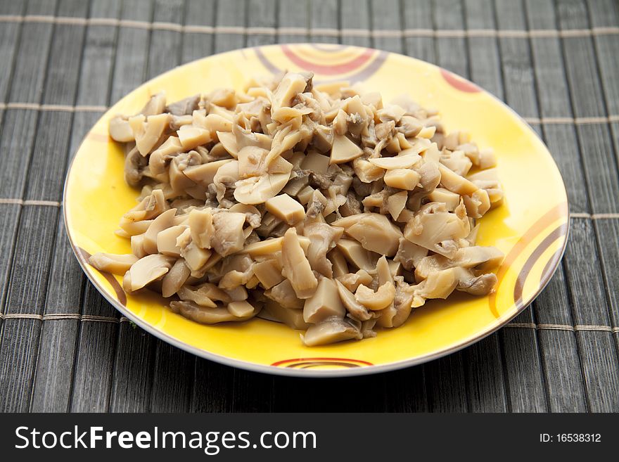 Cut champignons and in the plate