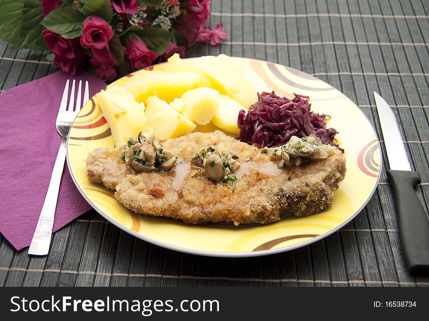Cutlet with red cabbage