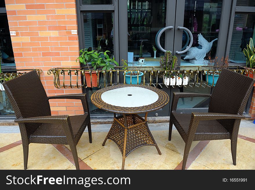 Provide in a western restaurant customer the table of the rest chair