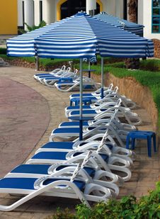 Sun Chairs And Umbrellas Royalty Free Stock Photos