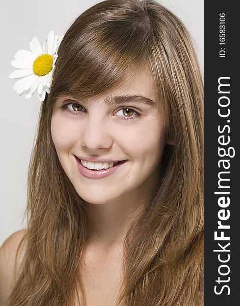 Portrait of fresh and beautiful woman with camomile