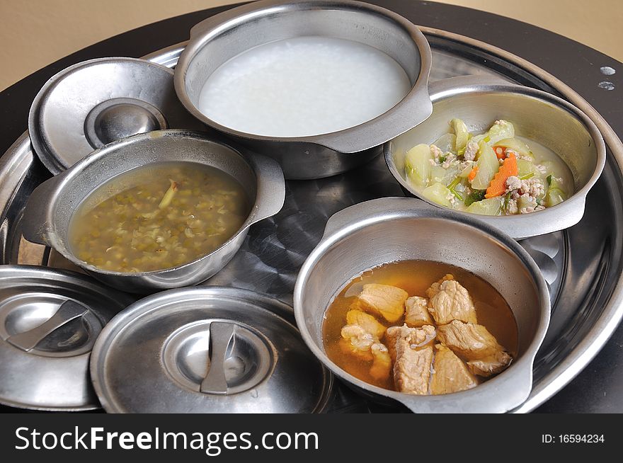 Prepare a bowls of food in the trays for the patients to the hospital. Prepare a bowls of food in the trays for the patients to the hospital