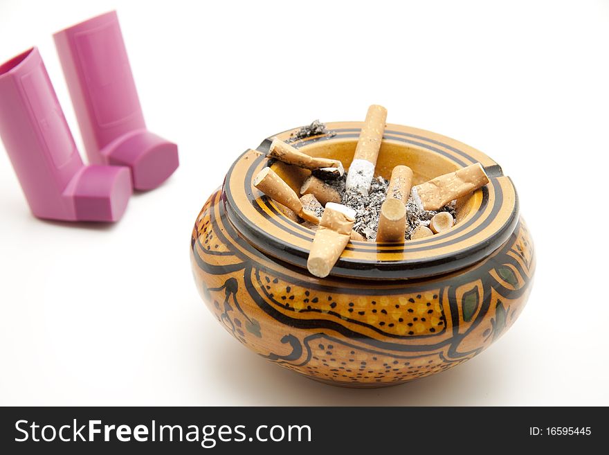 Full ceramic ashtray with inhaler
