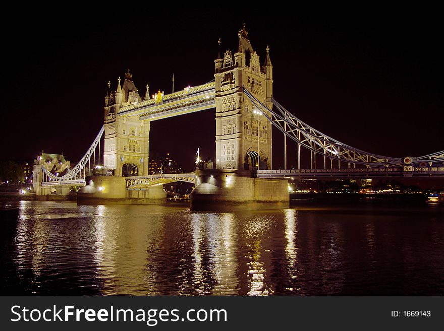 Night view on tower bridge and thamse river, london, uk