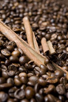 Coffee Beans With Cinnamon Royalty Free Stock Photos Coffee Beans With Cinnamon Royalty Free Stock Photos