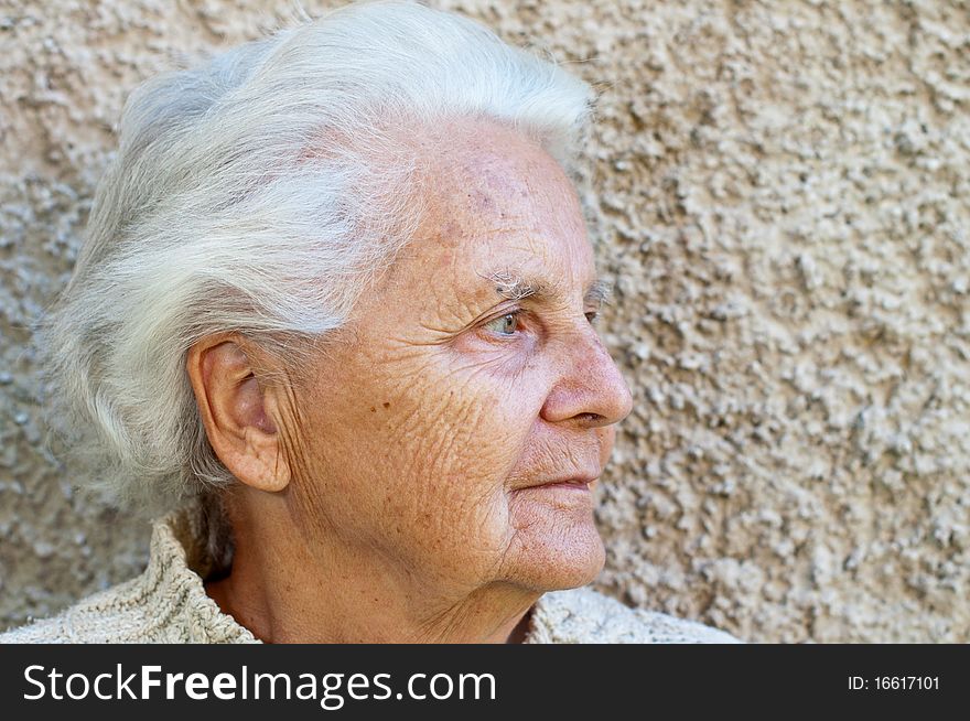 Portrait of a senior woman, picture taken during the daytime.