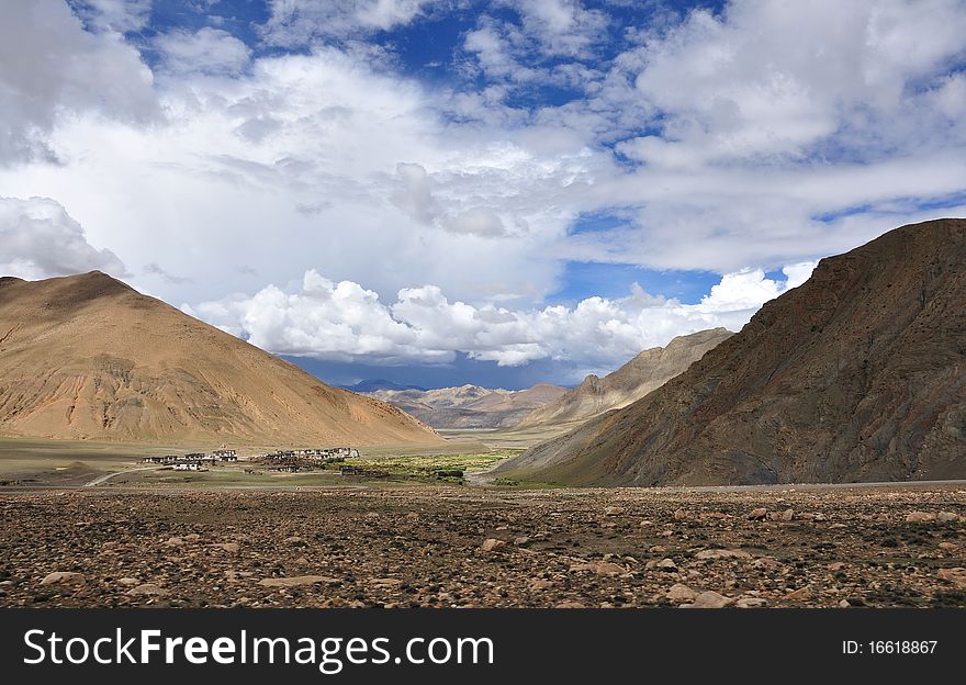 From here, blue sky,a beautiful village at the foot of the remote high mountains can be enjoyed. From here, blue sky,a beautiful village at the foot of the remote high mountains can be enjoyed.