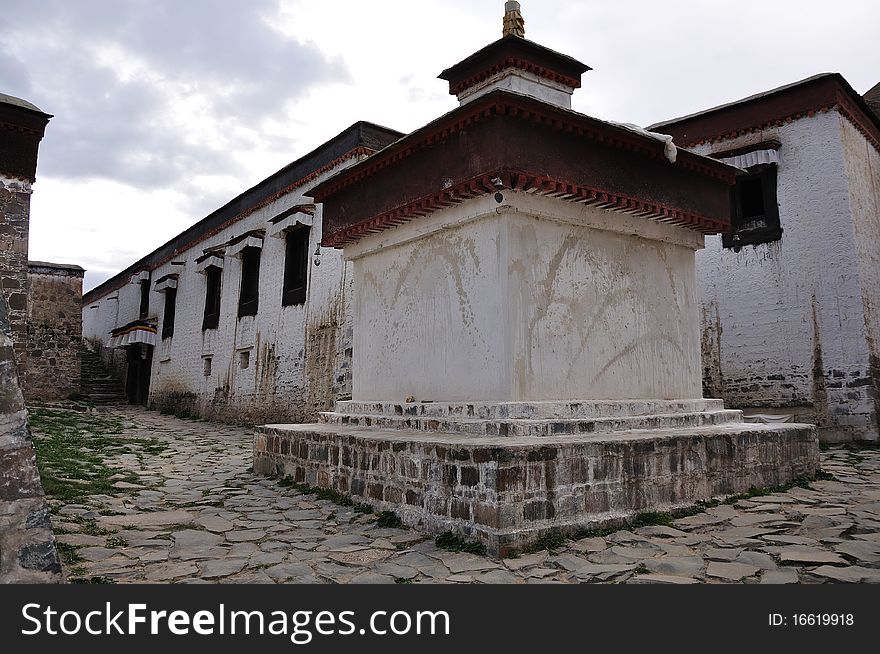 This is a house of Tibetan traditional style, the colour is very bright,the most part of inner structure is made of wood;the wall is made of mud. This is a house of Tibetan traditional style, the colour is very bright,the most part of inner structure is made of wood;the wall is made of mud.