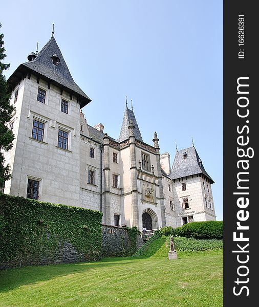 Main entrance in to the Zleby castle - Czech Republic. Main entrance in to the Zleby castle - Czech Republic.