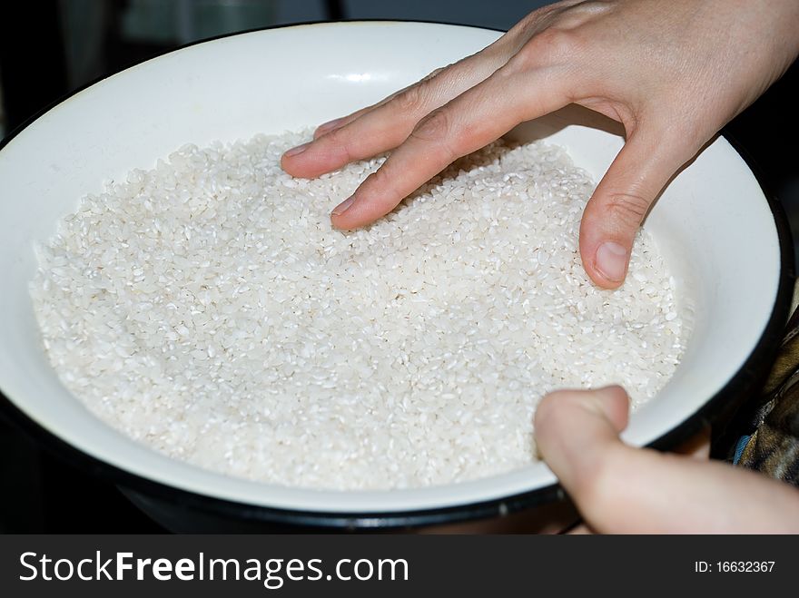 Photo of rice groats lying on a plate