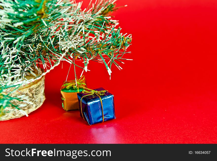 Christmas tree is richly decorated with a red background