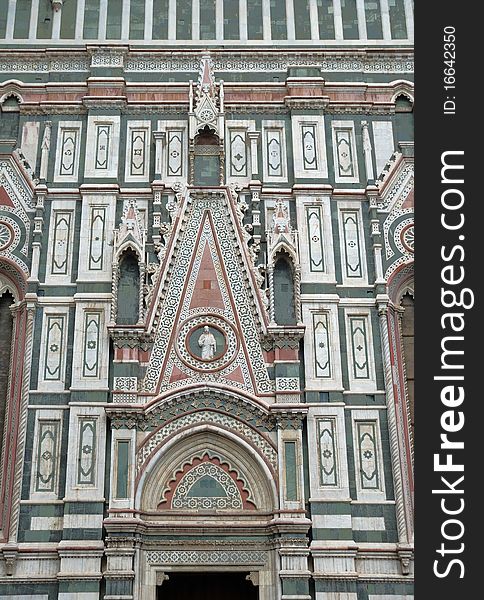 Fragment of facade the Basilica di Santa Maria del Fiore in Florencia, Italia. Fragment of facade the Basilica di Santa Maria del Fiore in Florencia, Italia.